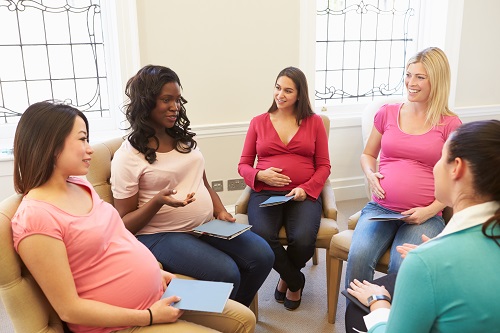 Pregnancy women in a support group discussing their experiences
