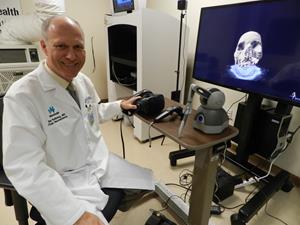 Ben Roitberg, MD demonstrating the Immersive View technology that allows surgeons a 3D view