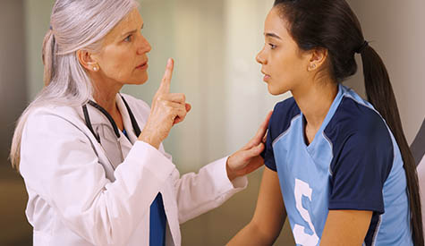 Doctor giving patient an exam to diagnose a possible concussion