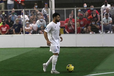 Cleveland Crunch player starts to take direct kick