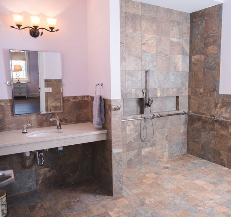 Bathroom and shower in Zubizarreta House